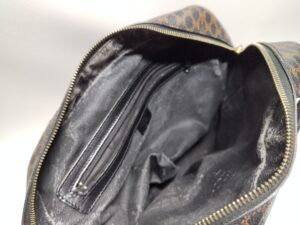 修理前の加水分解で劣化したセリーヌバッグの合皮の内袋