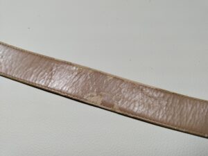 補修前のカステルバジャックのベルトの裏革の劣化