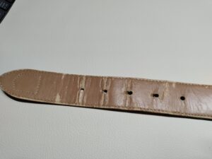 補修前のカステルバジャックのベルト裏の革のひび割れ
