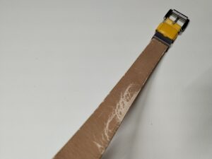 補修前のカステルバジャックのベルトの裏の革の剥がれ