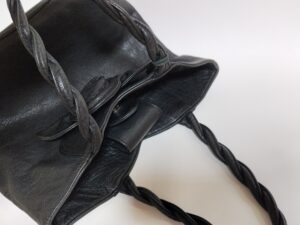 補修後のイビザのバッグの開口部周辺