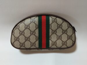 修理前のグッチのポーチの外装