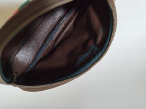 修理前のグッチのポーチの合皮内張りの劣化