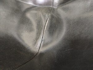 補修前のバタフライチェア座面の糸切れ拡大