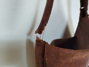 切れかけたショルダーバッグのベルトの付け根