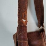 切れかけたショルダーバッグのベルト付け根