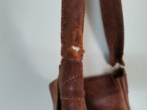 切れかけたショルダーバッグのベルト付け根