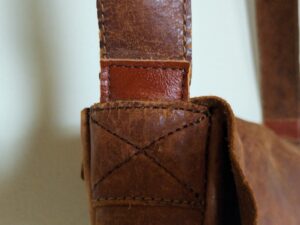 補修後のショルダーバッグのベルトの付け根