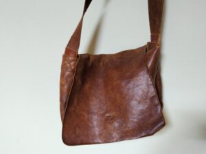 補修後の革のショルダーバッグ