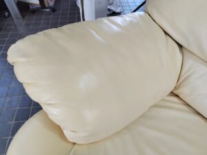 修理後の本革ソファ肘掛け