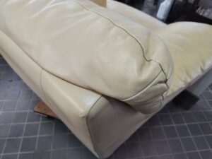 修理後の本革ソファの背面コーナー