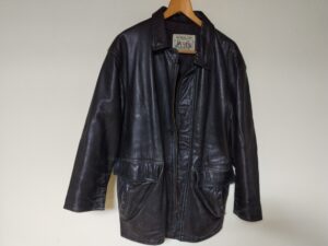 【革ジャケット修理】スレによる表皮剥がれを解消、綺麗な色艶に！