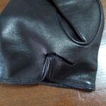 補修前の革の手袋の破れた部分