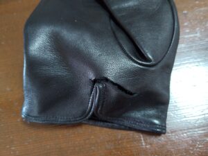 補修前の革の手袋の破れた部分