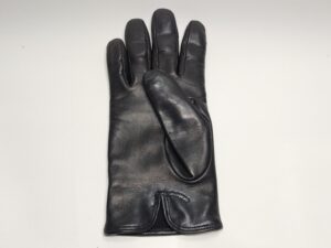部分補修後の革の手袋
