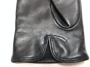 破れた部分を縫製補修した革の手袋