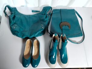 同色のブルーグリーンにカラーチェンジ後のバッグとシューズ