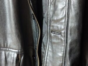 修理後の革ジャケットのファスナー周り