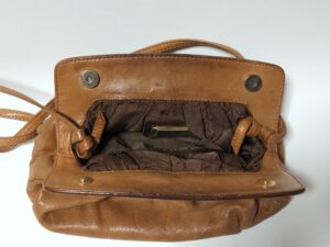 カラーチェンジ前のロエベのポシェットを開いたところ