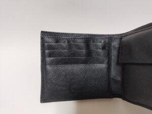 修理前の水濡れでよれたプラダ財布のカード入れ部分