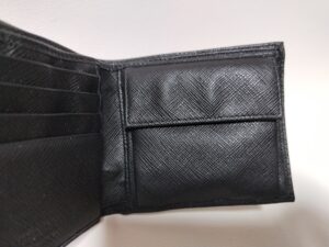 修理前の水濡れでよれたプラダ財布の小銭入れ部分