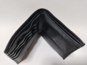 修理前の水濡れでよれたプラダ財布を開いてみたところ