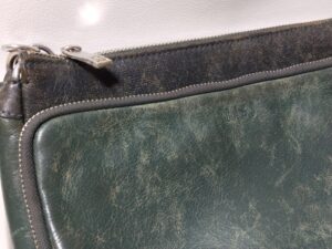 修理前のダックスのセカンドバッグの表皮のスレ