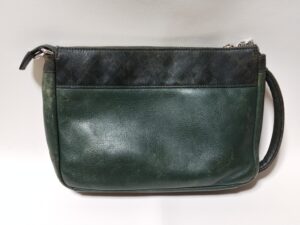 修理前のダックスのセカンドバッグ背面