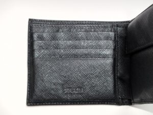 修理後のプラダ財布のカード入れ部分