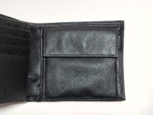 修理後のプラダ財布の小銭入れ部分