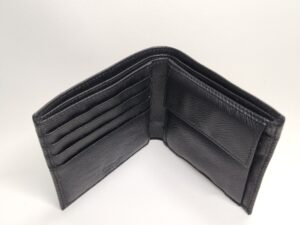 修理後のプラダ2つ折り財布を開いたところ