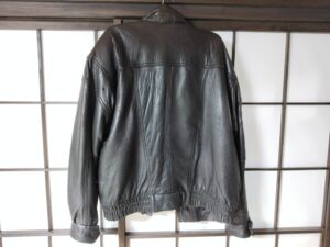 カビ除去、クリーニング後のレザージャケット背面