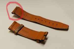 修理前の腕時計ベルトの裏側
