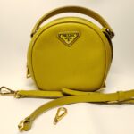 修理前のプラダのバッグ