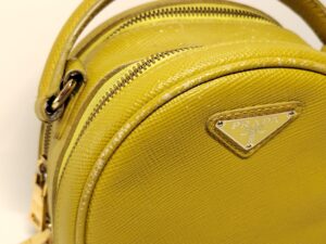 修理前のプラダバッグの塗装剥がれ