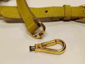 修理前のプラダバッグのショルダーベルト金具