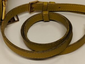 修理前のプラダのバッグのショルダーベルトの劣化