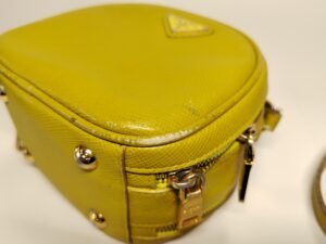 修理前のプラダバッグのスレ傷