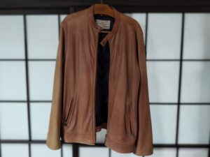 修理前のアヴィレックスのレザージャケット