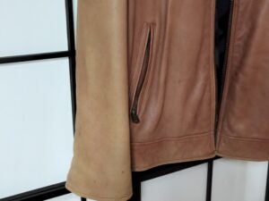 色褪せたアヴィレックスのレザージャケットの腕