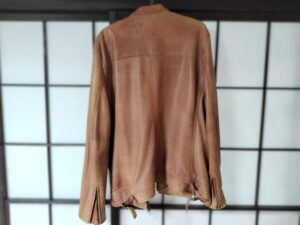 修理前のアヴィレックスのレザージャケット背面