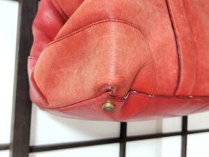 修理前のコーチのトートバッグのコーナー部分