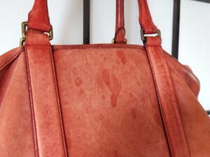 修理前のコーチのトートバッグのシミ、色褪せ