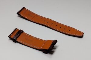 修理後の腕時計ベルトの裏側