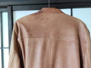 色褪せたアヴィレックスのレザージャケット肩回り
