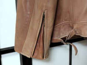 修理前のアヴィレックスのレザージャケットの袖口