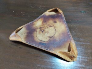 修理前のハンティングチェア座面の裏側