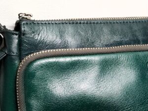 修理後のダックスのセカンドバッグの表面