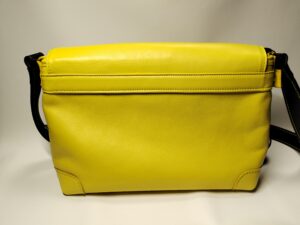 レザークラフトのショルダーバッグの背面