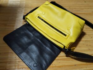 レザークラフトのショルダーバッグを開いたところ